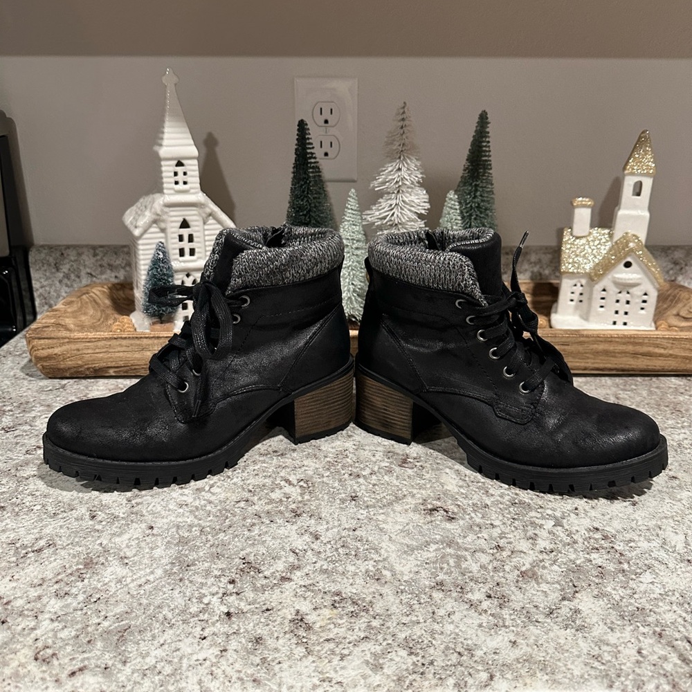 BullBoxer B-52 ankle boots size 9